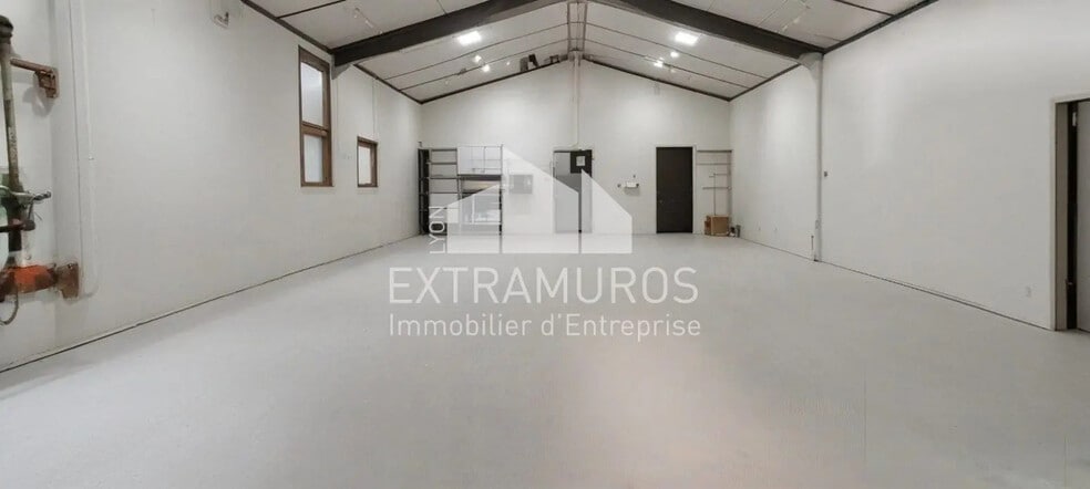 Flex in Villefranche-sur-Saône for sale - Building Photo - Image 1 of 11