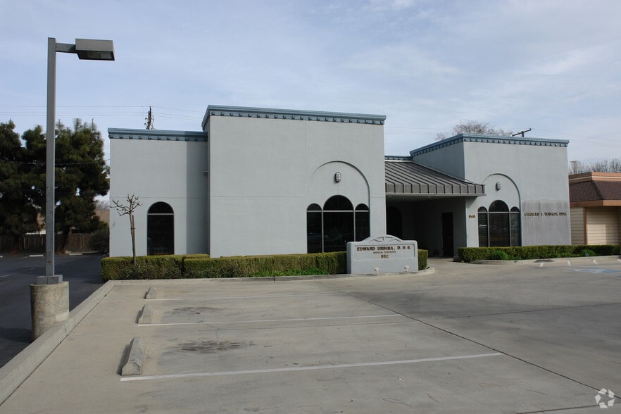 946-952 N Cherry St, Tulare, CA for lease - Building Photo - Image 3 of 3