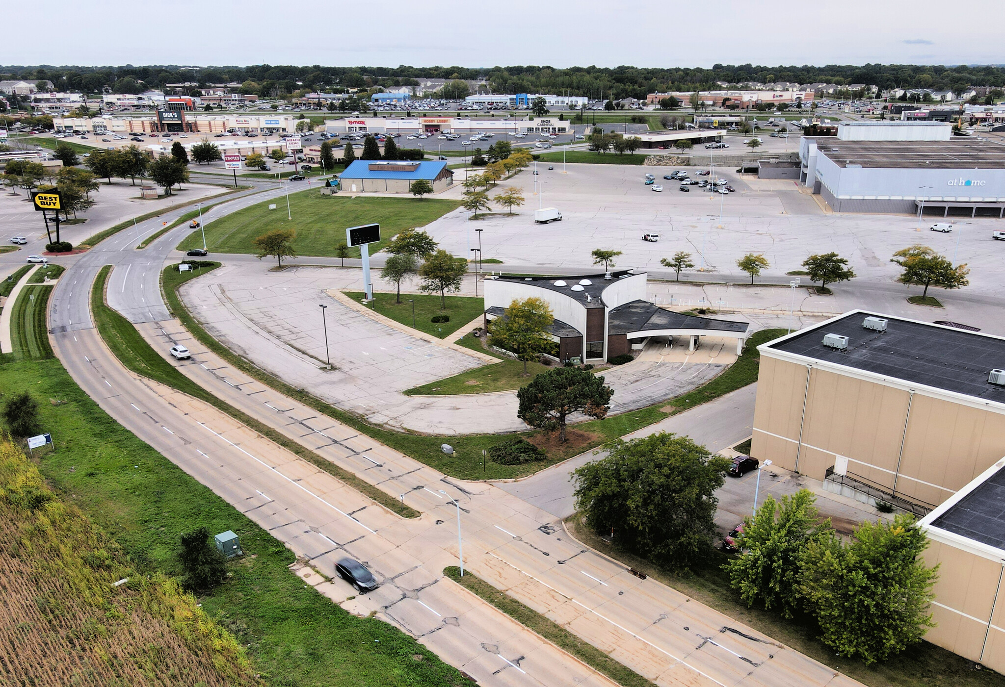 2532 Crossroads Blvd, Waterloo, IA for lease Building Photo- Image 1 of 5