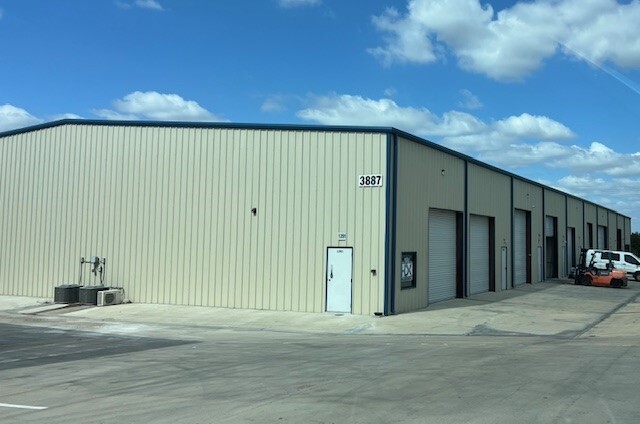 3871 E University Ave, Georgetown, TX for lease - Building Photo - Image 2 of 7