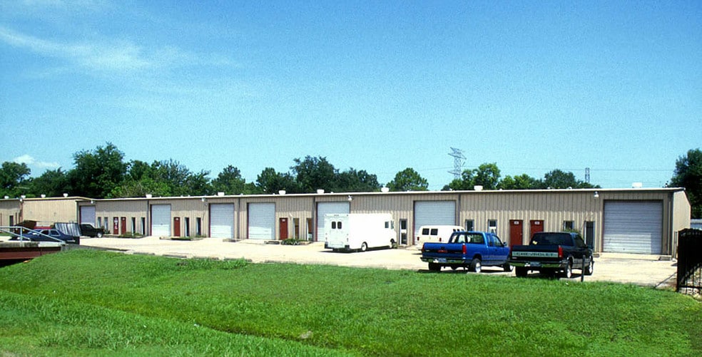 9050 Emnora Ln, Houston, TX for lease - Building Photo - Image 1 of 11