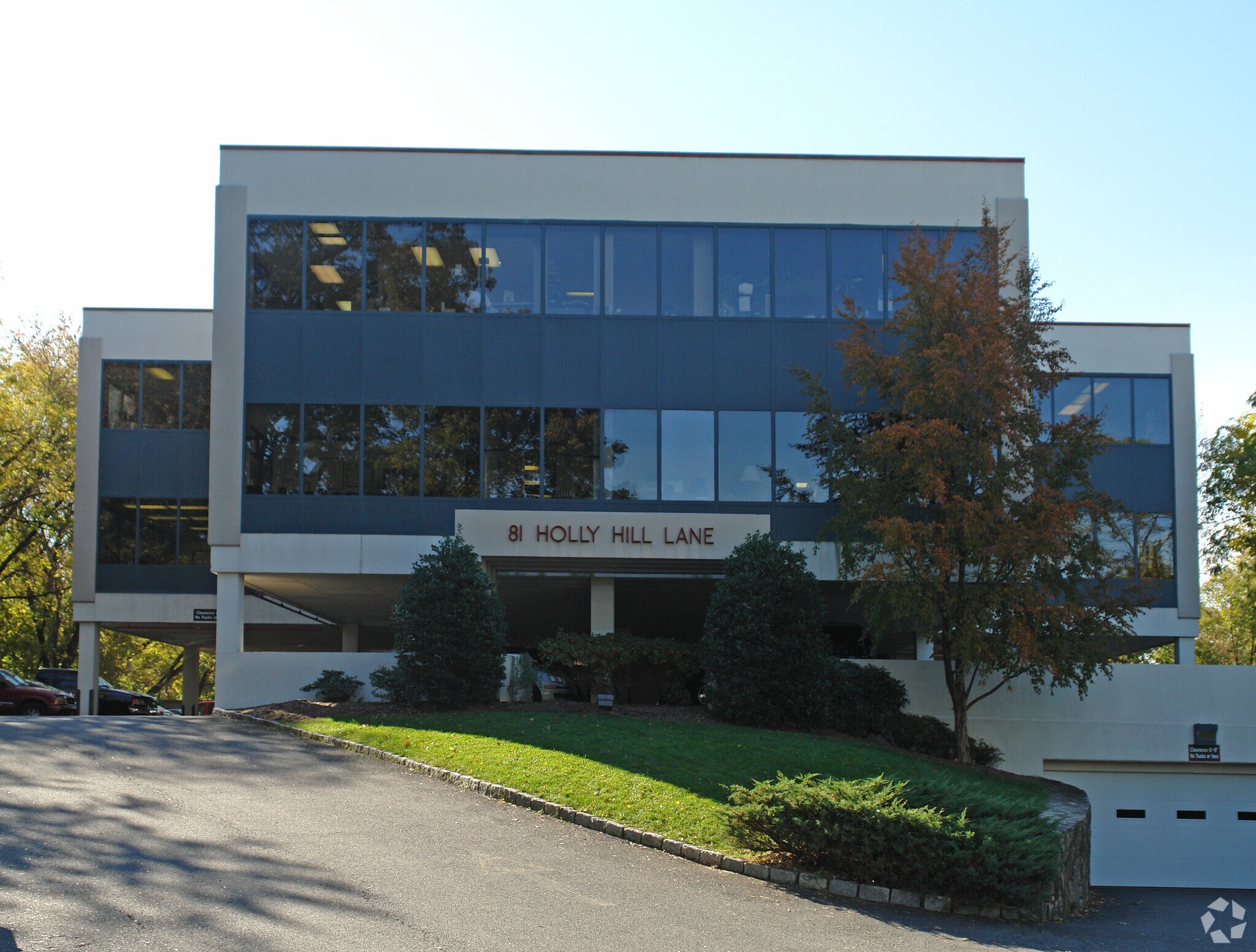 81 Holly Hill Ln, Greenwich, CT 06830