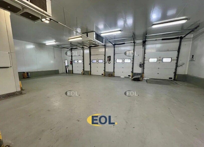 Industrial in Montreuil for sale - Interior Photo - Image 2 of 9