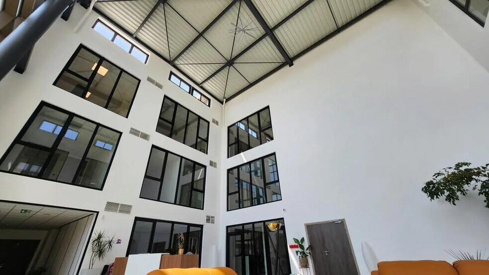 Office in Croissy-Beaubourg for lease - Lobby - Image 1 of 1