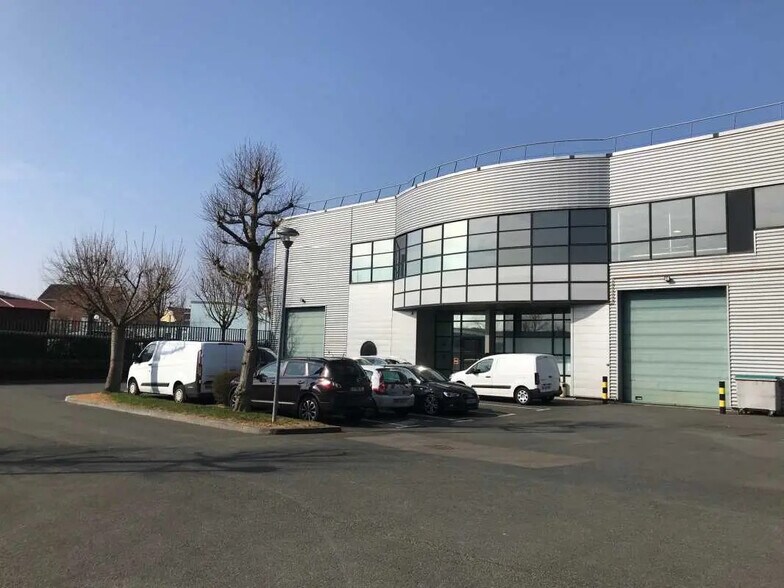 1 Rue Du Groupe Manoukian, Élancourt for lease - Building Photo - Image 1 of 18