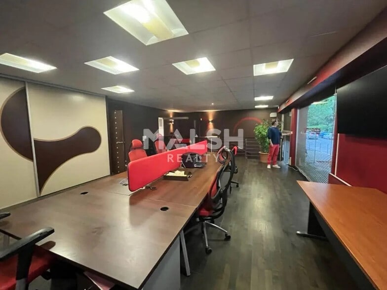 Retail in Lyon for lease - Interior Photo - Image 1 of 8