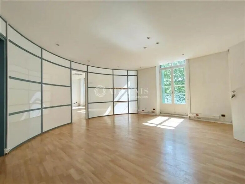 Office in  for lease - Building Photo - Image 3 of 9