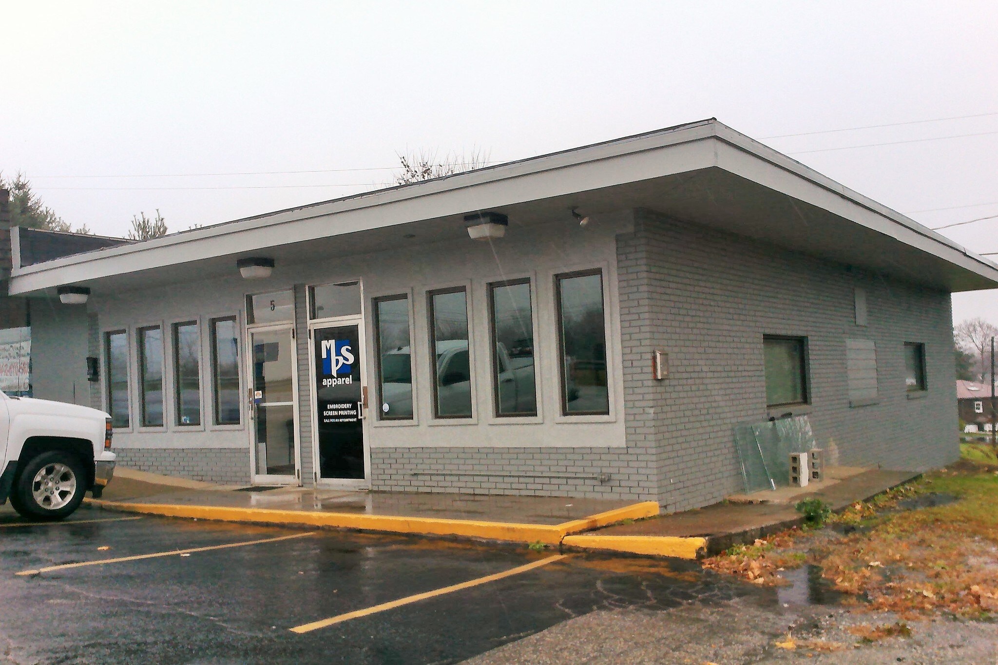 3 W Hempfield Dr, Irwin, PA for lease Primary Photo- Image 1 of 25