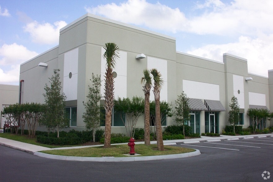 571 NW Mercantile Pl, Port Saint Lucie, FL for lease - Primary Photo - Image 1 of 21