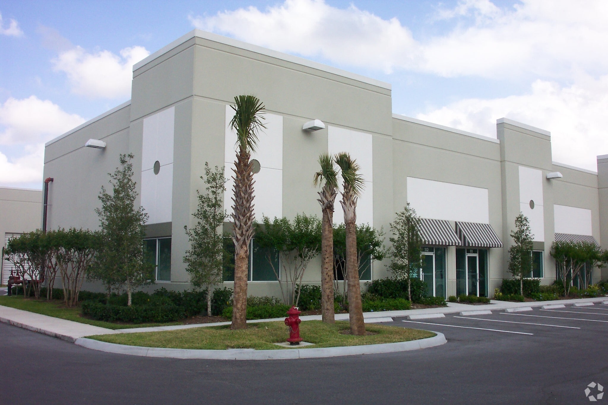 571 NW Mercantile Pl, Port Saint Lucie, FL for lease Primary Photo- Image 1 of 22