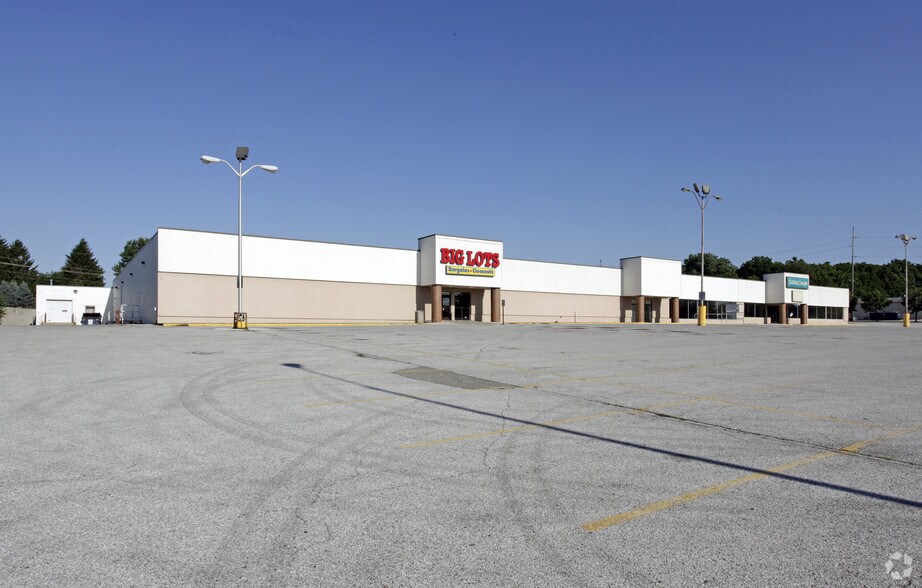 3560 N Brady St, Davenport, IA for lease - Primary Photo - Image 2 of 7