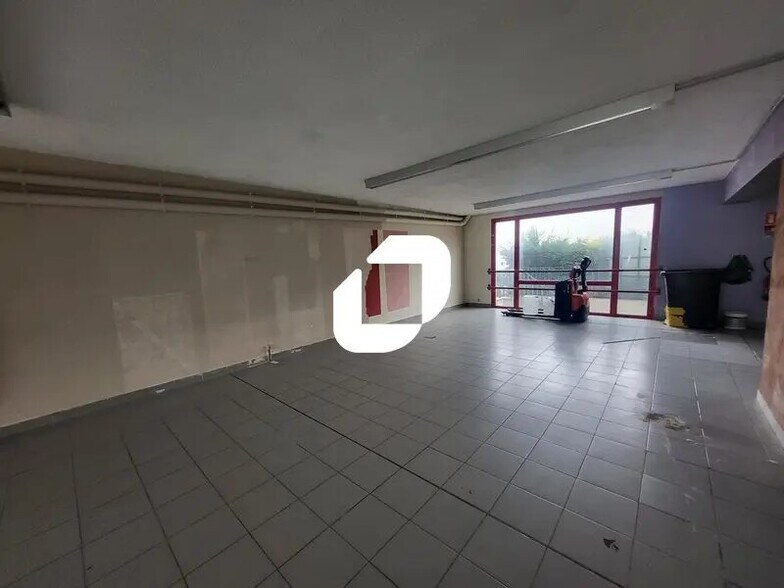 Retail in Houilles for lease - Building Photo - Image 3 of 24