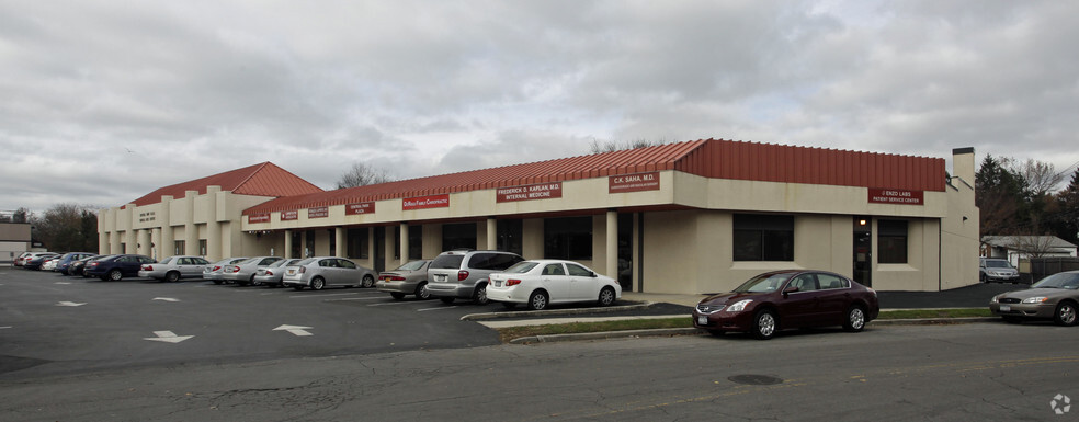 700-760 Old Country Rd, Plainview, NY for lease - Building Photo - Image 2 of 3