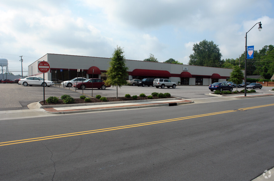 206 W Elizabeth St, Clinton, NC for lease - Primary Photo - Image 1 of 2