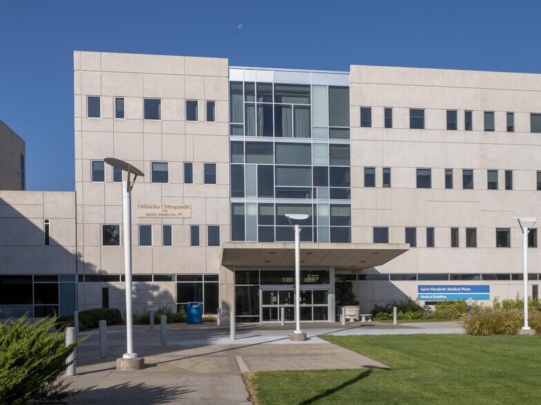 575 S 70th St, Lincoln, NE for lease - Building Photo - Image 3 of 12