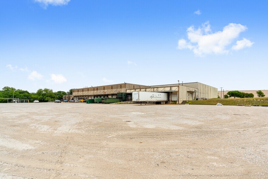 4710 W Ledbetter Dr, Dallas, TX 75236