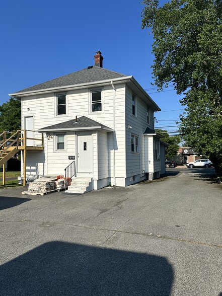 166 Higbie Ln, West Islip, NY for lease - Building Photo - Image 1 of 7