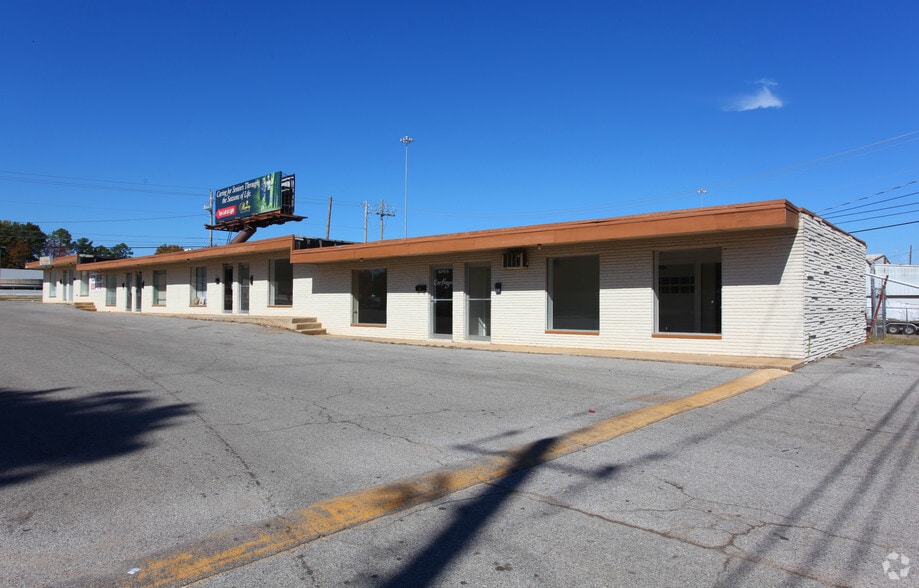 2222 N Memorial Pky, Huntsville, AL for lease - Primary Photo - Image 1 of 2