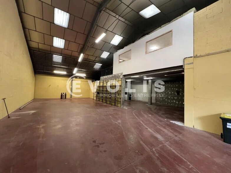 Office in Vaulx-en-Velin for lease - Interior Photo - Image 2 of 8