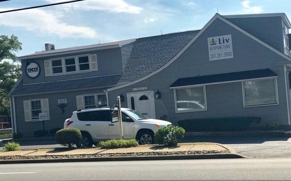 106 E Ridgewood Ave, Paramus, NJ for sale - Primary Photo - Image 1 of 1