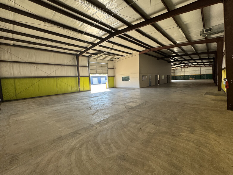 150-170 Lone Star Pky, White Oak, TX for lease - Interior Photo - Image 2 of 4