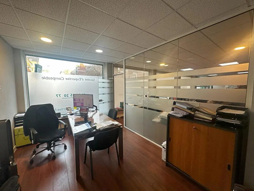 Retail in Le Havre for lease Interior Photo- Image 1 of 5