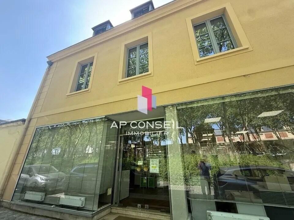 Office in Versailles for lease Building Photo- Image 1 of 8