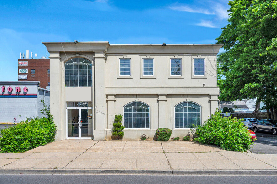 1 Center Ln, Levittown, NY for sale - Building Photo - Image 1 of 1