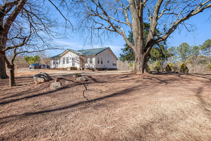 183 Scott Rd, Canton, GA 30115 2700 rent per month. 3 yr lease