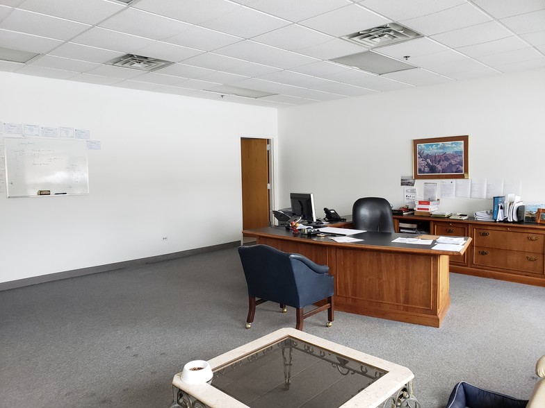 115 E University Dr, Arlington Heights, IL for lease - Interior Photo - Image 2 of 37