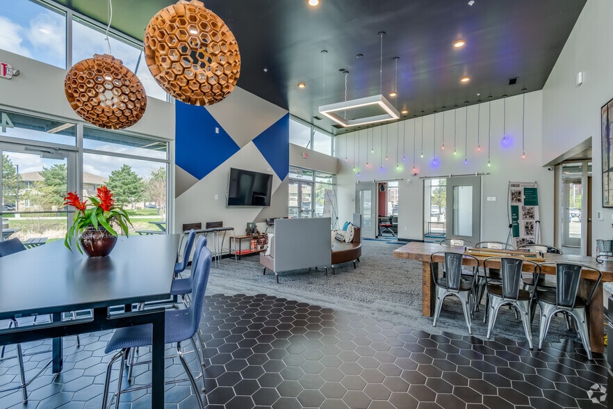 482 Marion Rd, Oshkosh, WI for sale - Lobby - Image 3 of 40