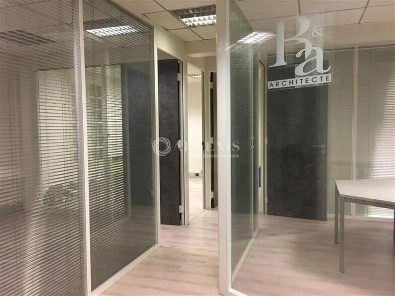 Office in Le Plessis-Robinson for lease - Interior Photo - Image 3 of 5
