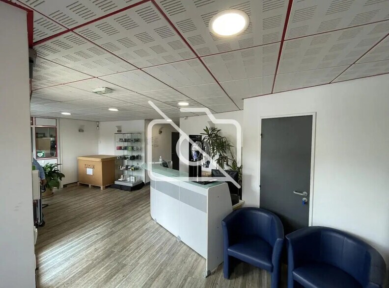 Industrial in Voisins-le-Bretonneux for sale - Interior Photo - Image 2 of 15