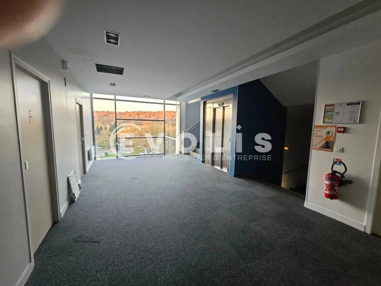 Office in Orsay for sale - Lobby - Image 2 of 8