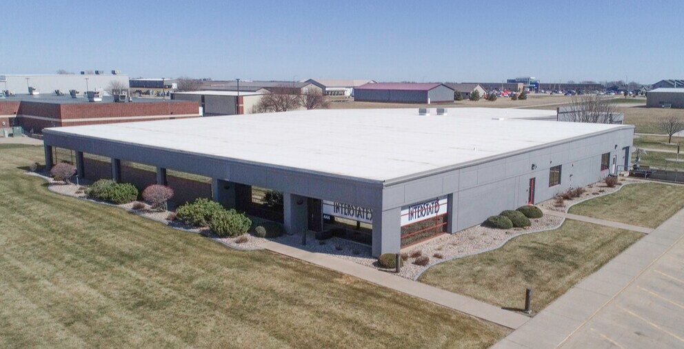 444 12th St NE, Sioux Center, IA for sale Primary Photo- Image 1 of 1