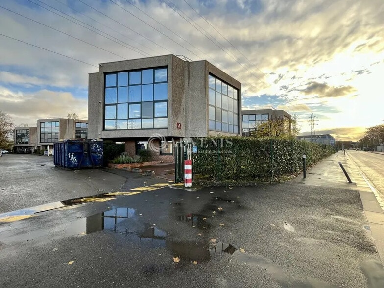 Office in Nanterre for sale - Building Photo - Image 1 of 12
