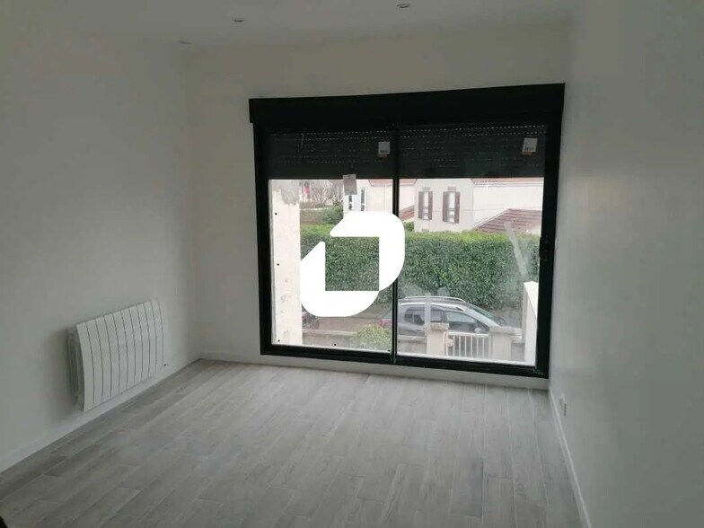 Office in Saint-Leu-la-Forêt for lease - Interior Photo - Image 1 of 5