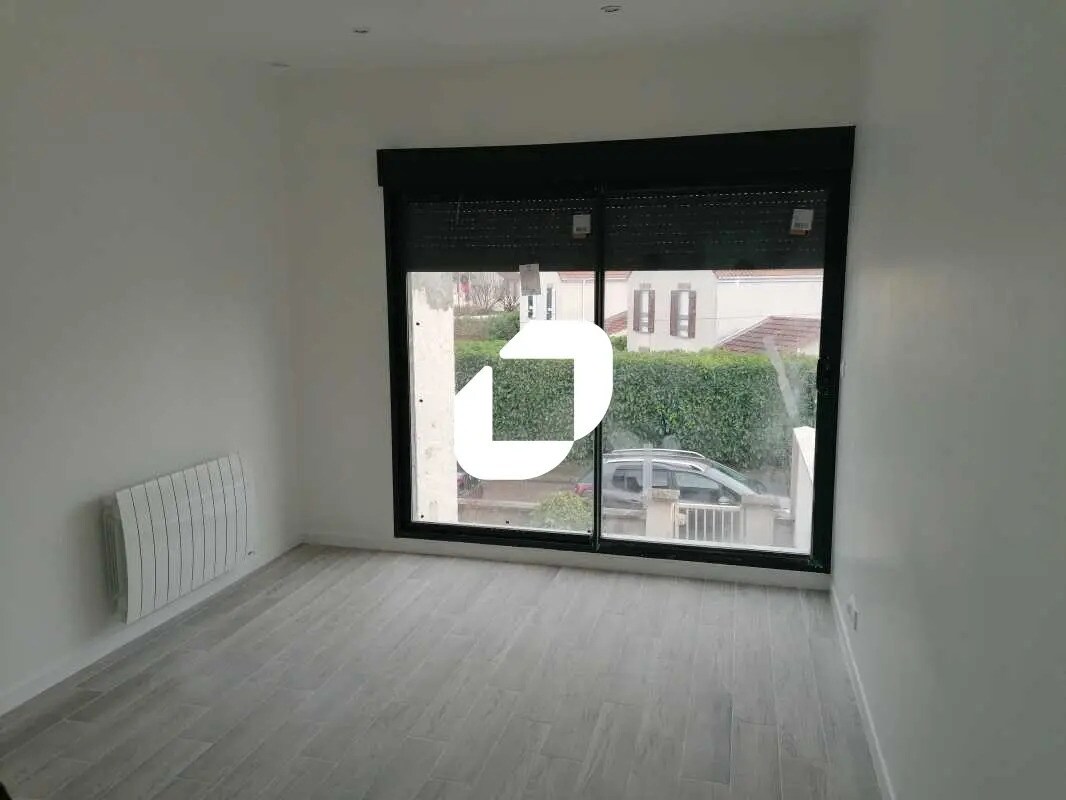 Office in Saint-Leu-la-Forêt for lease Interior Photo- Image 1 of 6