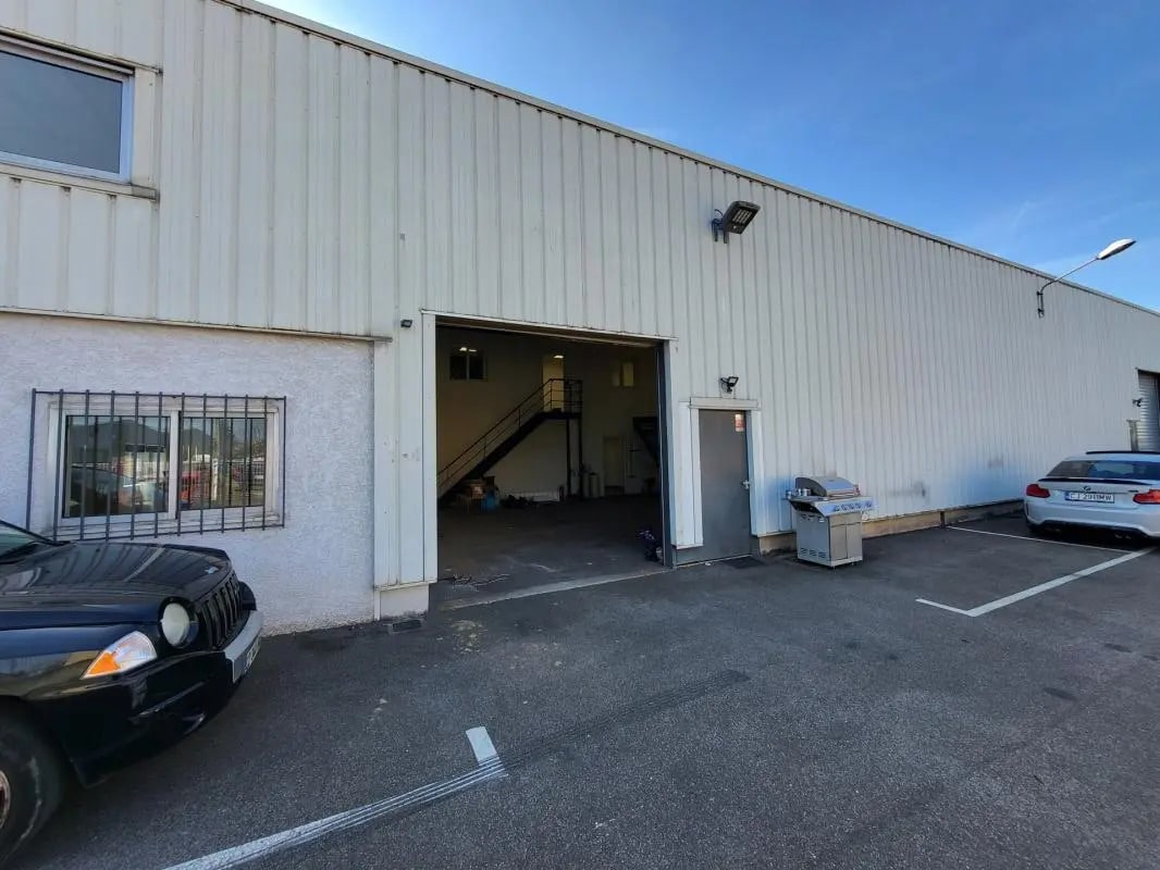 Flex in Décines-Charpieu for lease Building Photo- Image 1 of 8