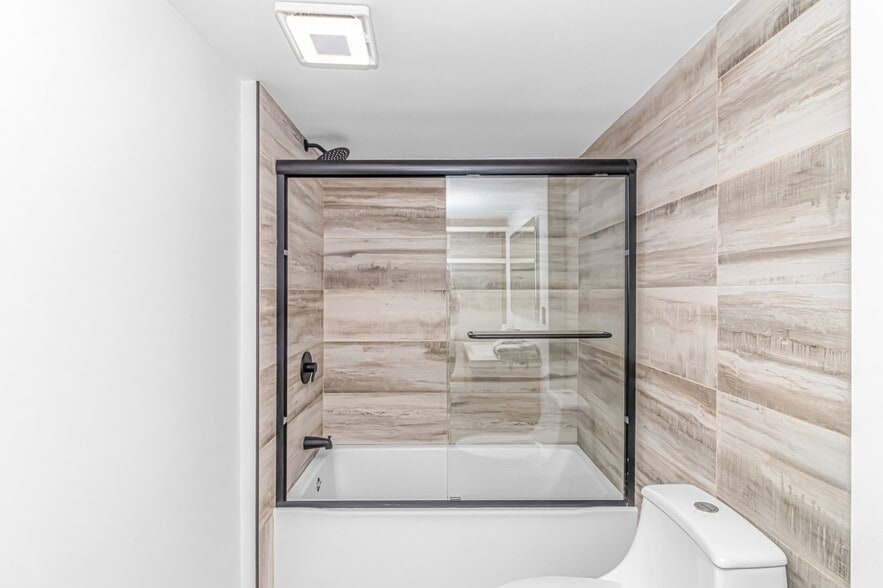 507-509 N Ocean Blvd, Myrtle Beach, SC for sale - Interior Photo - Image 2 of 50