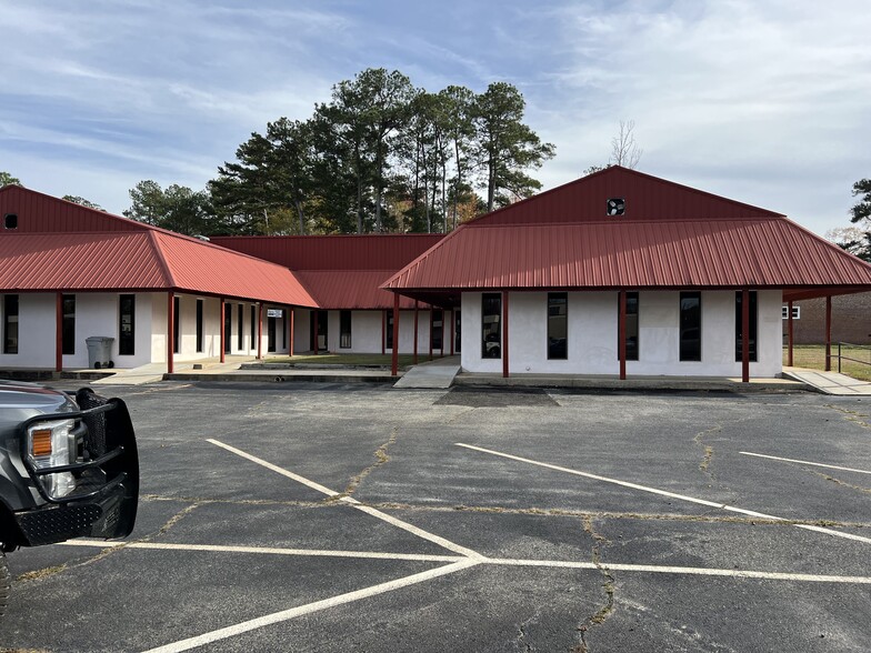 401 Peacock Street, Cochran, GA for sale - Building Photo - Image 2 of 15