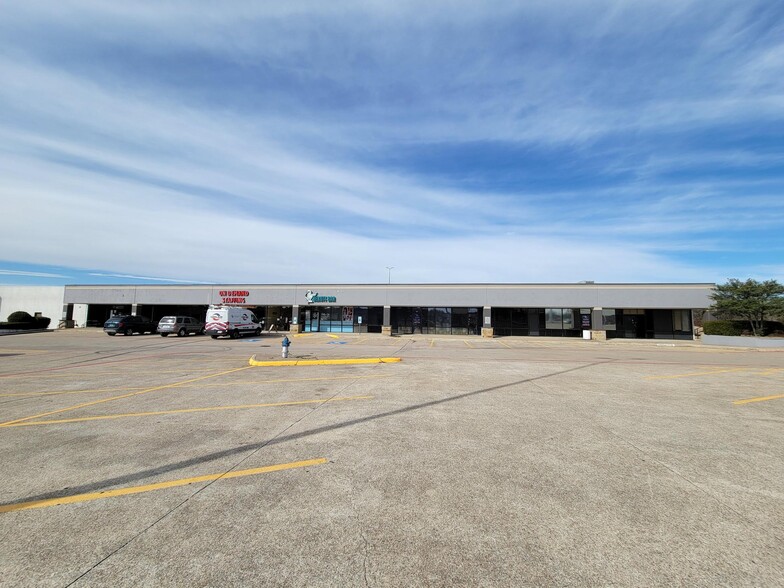 4099-4111 W Camp Wisdom Rd, Dallas, TX for lease - Building Photo - Image 3 of 3