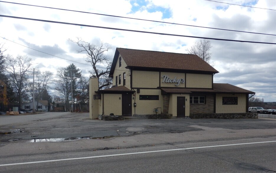 354 Tiogue Ave, Coventry, RI 02816 Nicky's Lounge