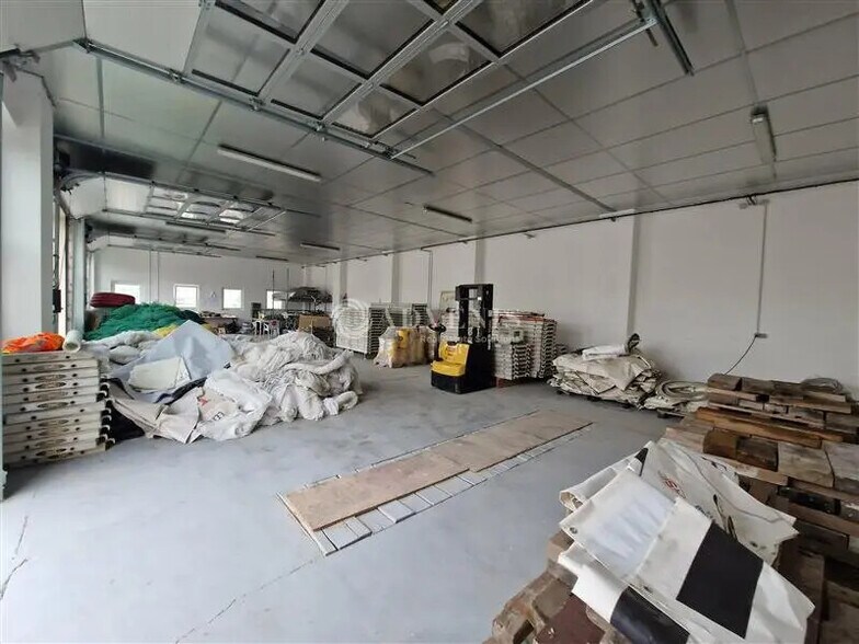 Flex in Metz for lease - Interior Photo - Image 3 of 5