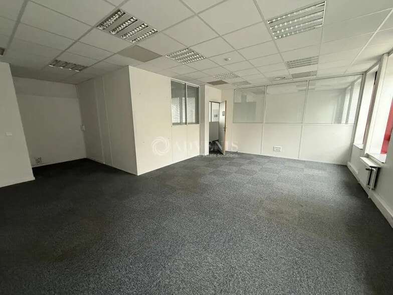 Office in Lyon for lease - Building Photo - Image 2 of 12