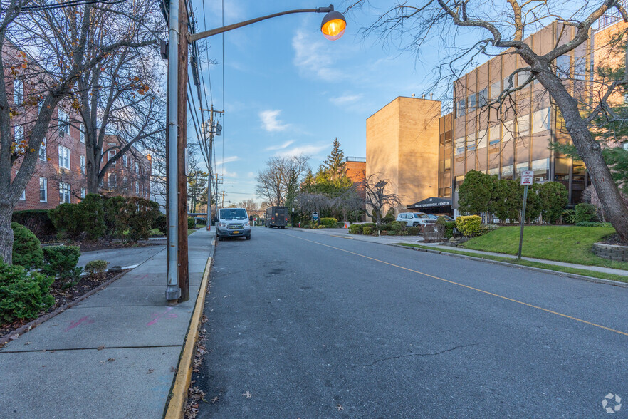 29 Barstow Rd, Great Neck, NY for lease - Building Photo - Image 3 of 11