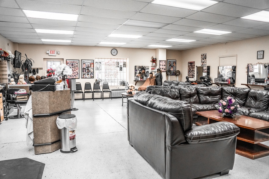 1128 W Sunset Ave, Springdale, AR for sale - Interior Photo - Image 2 of 10