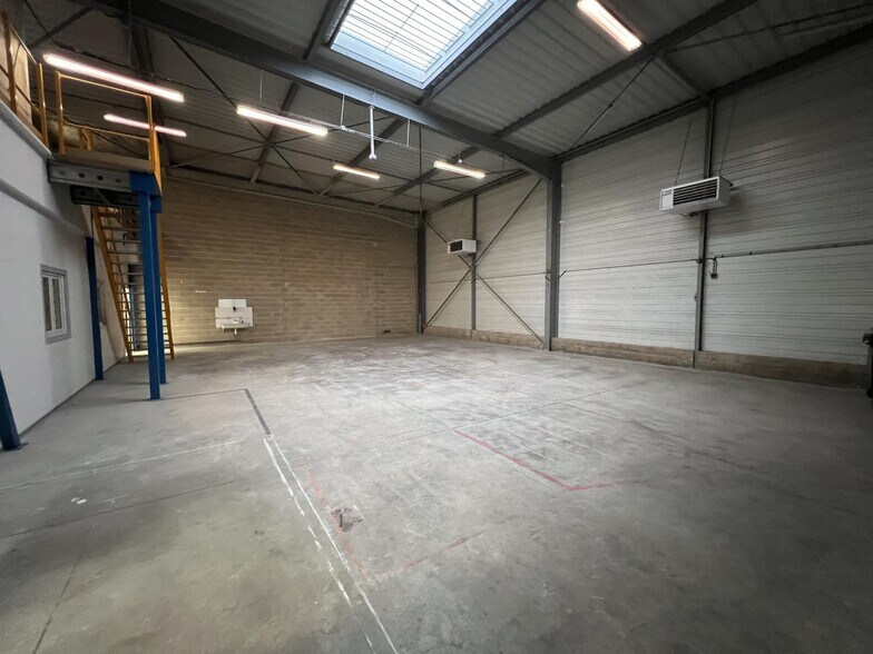 Flex in Reims for lease - Interior Photo - Image 2 of 6