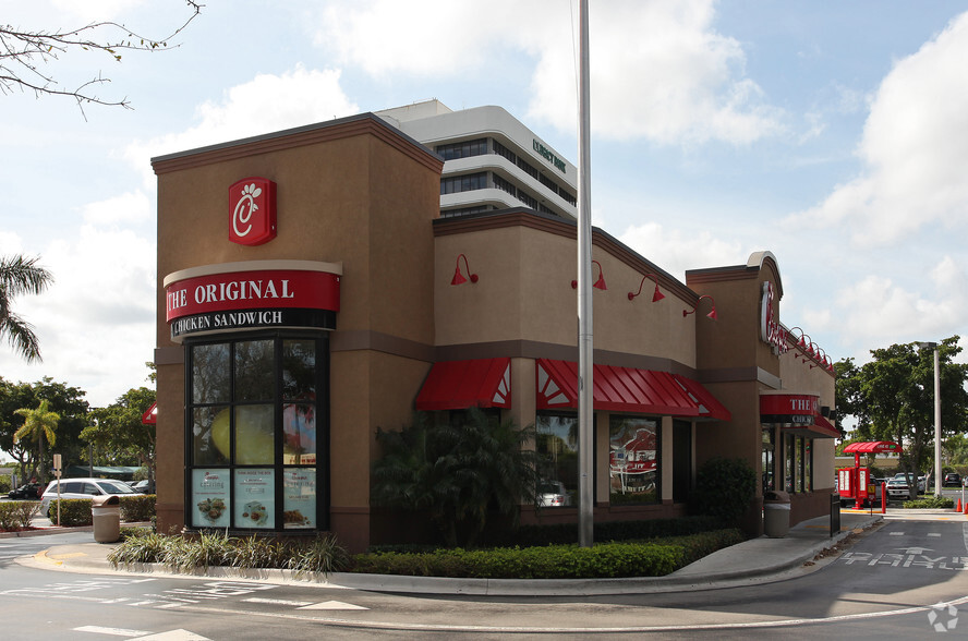 2020-2070 Palm Beach Lakes Blvd, West Palm Beach, FL for lease - Building Photo - Image 3 of 5