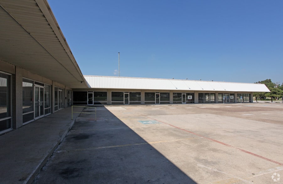 2430-2436 Valley View Ln, Farmers Branch, TX for lease - Building Photo - Image 3 of 3